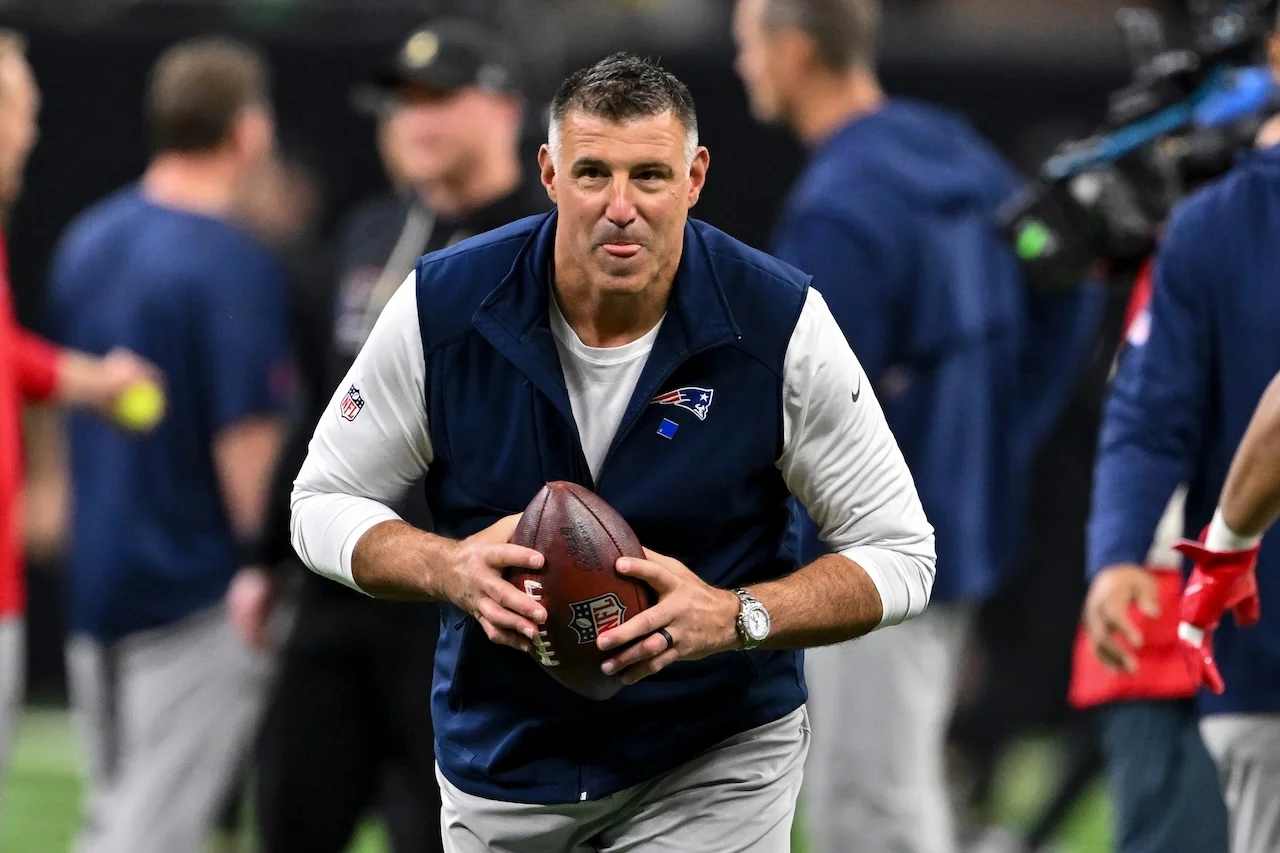 New England Patriots head coach Mike Vrabel plays catch with players prior to an NFL football game against the New Orleans Saints, Sunday, Oct. 12, 2025, in New Orleans. (AP Photo/Maria Lysaker)