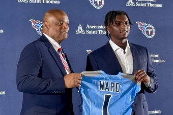 Titans' Divided History Gives Warren Moon Path to Share No. 1 With Cam Ward