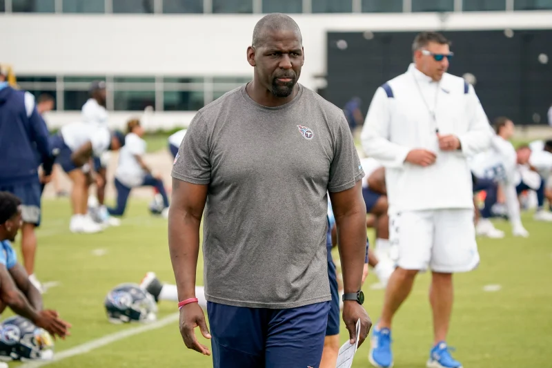 Tennessee Titans defensive pass game coordinator /cornerbacks coach Chris Harris during an OTA practice at Ascension Saint Thomas Sports Park in Nashville, Tenn., Wednesday, May 31, 2023.
