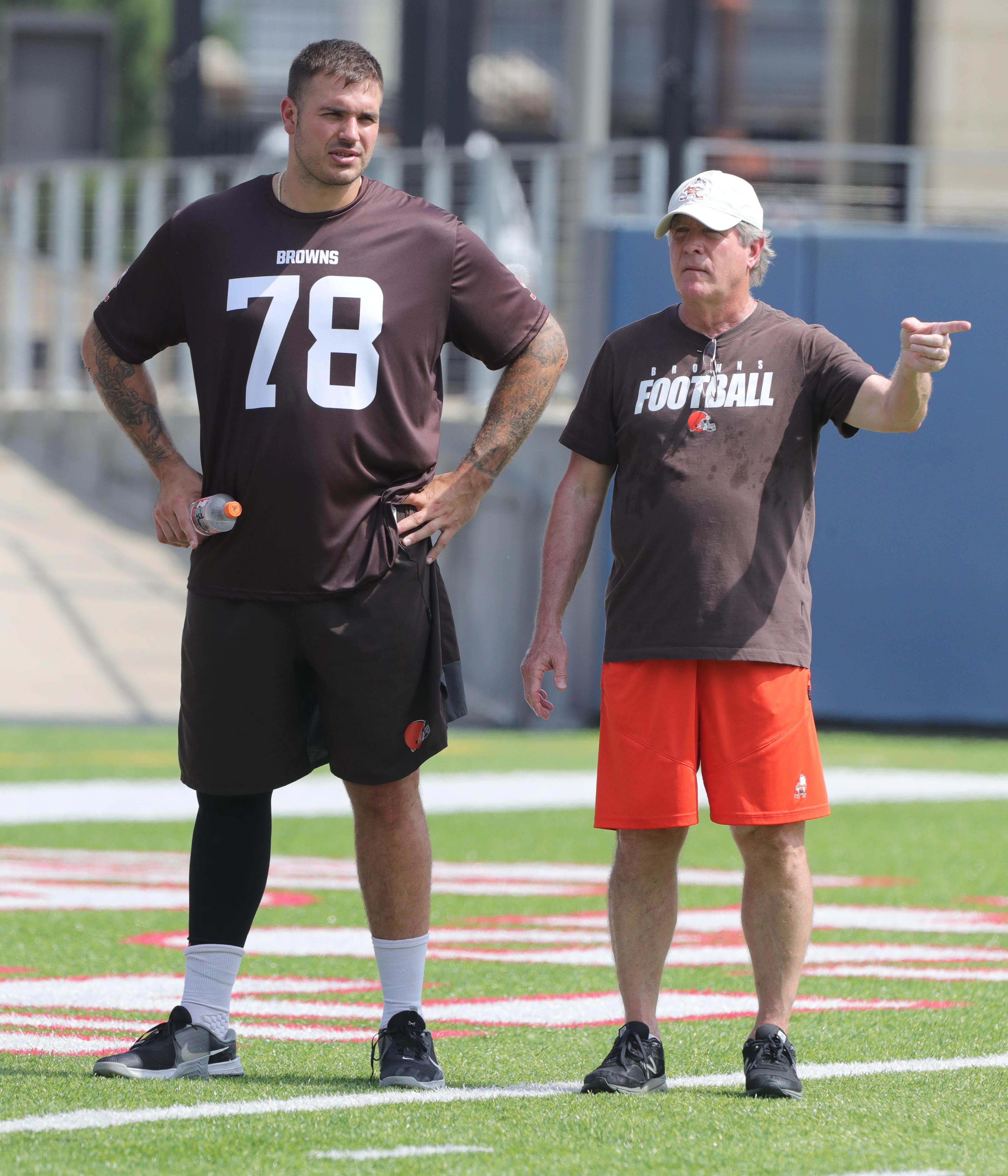 Cleveland Browns offensive lineman Jack Conklin talks with coach Bill Callahan during minicamp on Wednesday, June 15, 2022 in Canton, Ohio, at Tom Benson Hall of Fame Stadium.