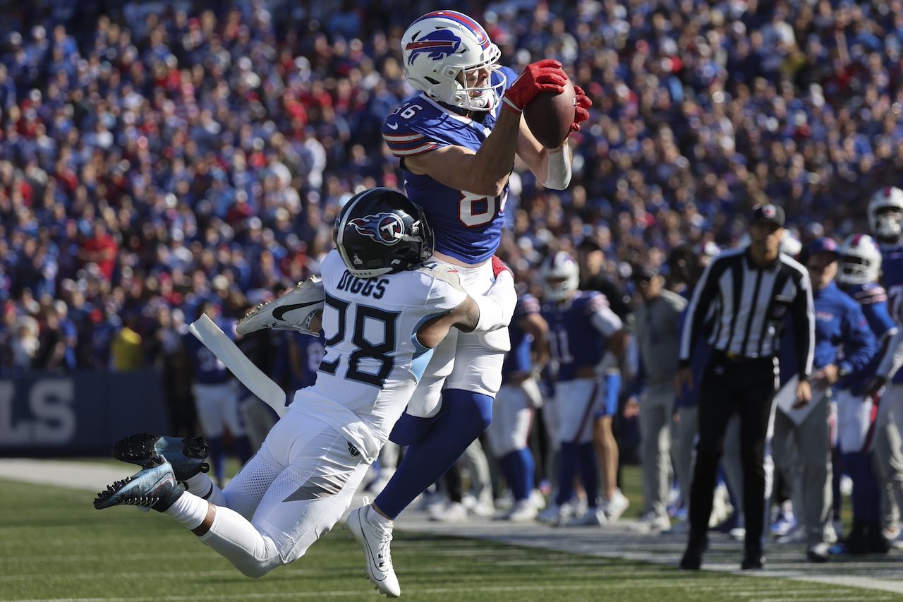 APTOPIX Titans Bills Football Image ID : 24294679972907 Buffalo Bills tight end Dalton Kincaid (86) makes a catch over Tennessee Titans safety Quandre Diggs (28) during the second half of an NFL football game Sunday, Oct. 20, 2024, in Orchard Park, N.Y. (AP Photo/Jeffrey T. Barnes)
