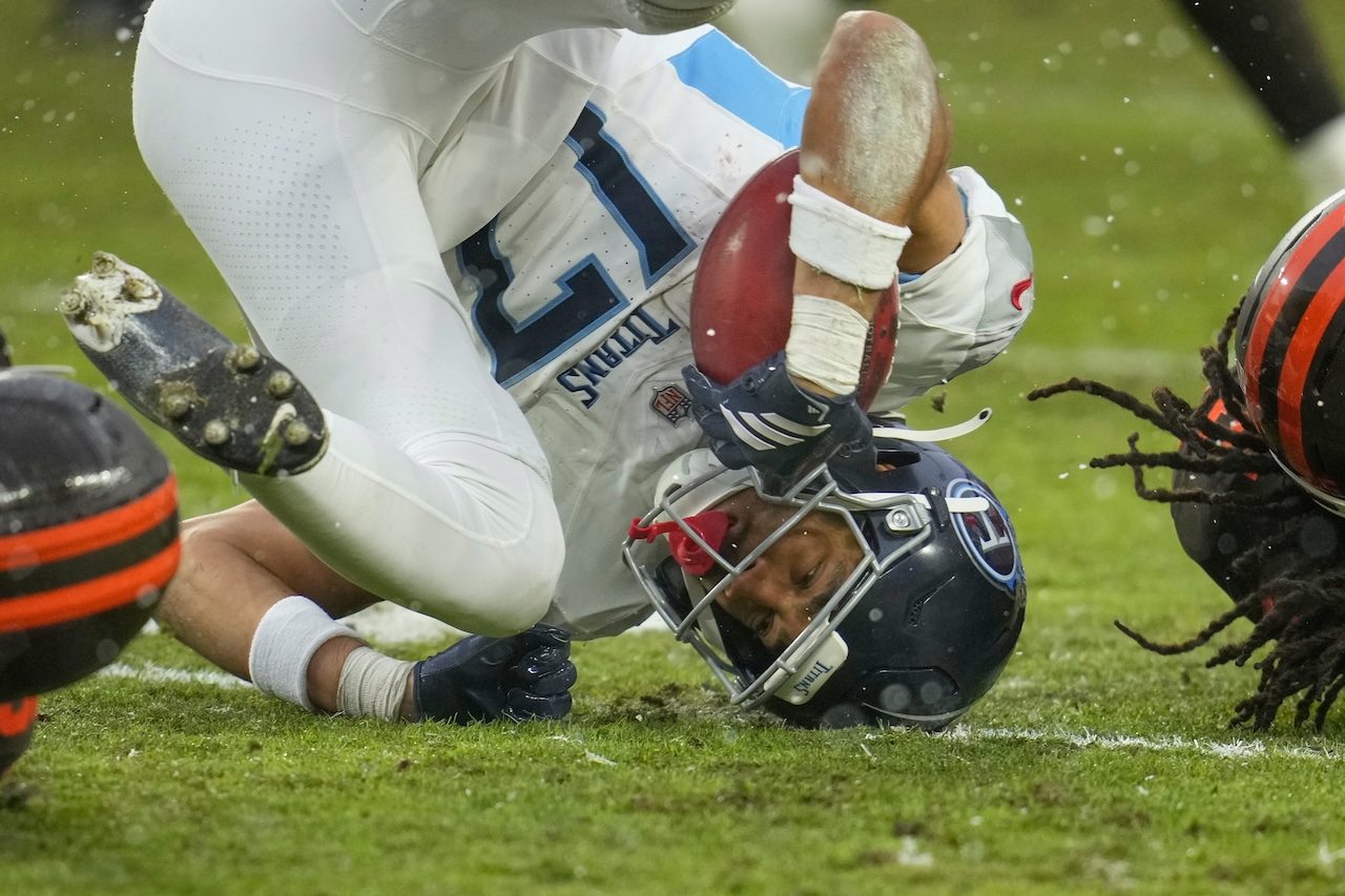 Why the Titans’ Carries and Screens for Chimere Dike Fail So Badly