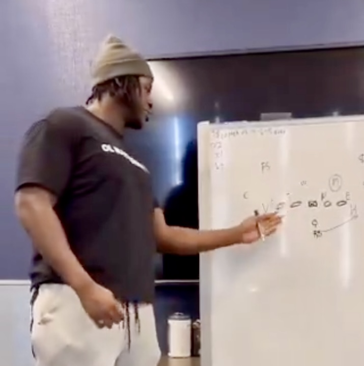 Titans OL Alumni Tell Us if Olu Fashanu's Small Hands Are an Issue