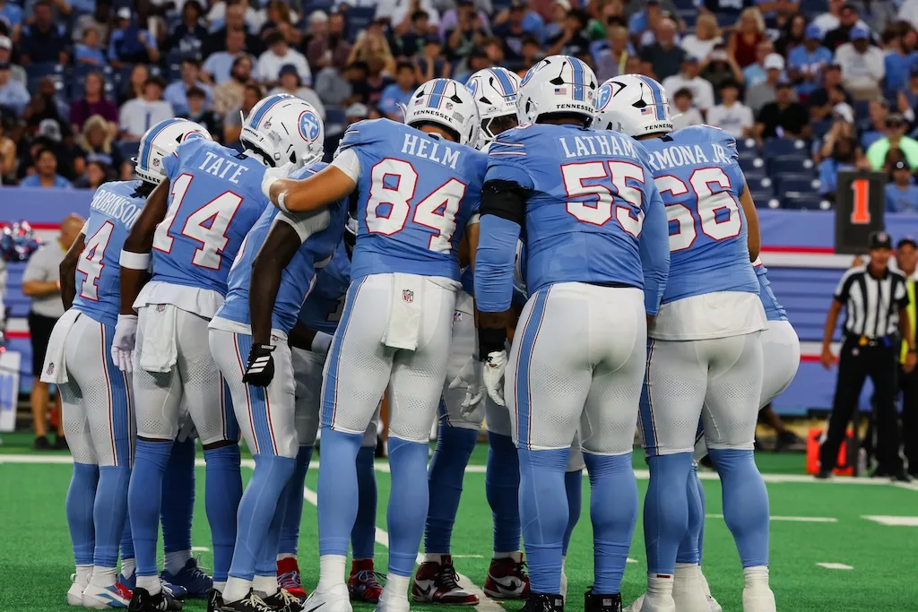 Titans offense huddles